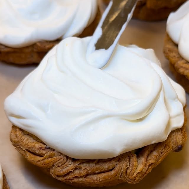 Banana cream tart with fresh banana and cream